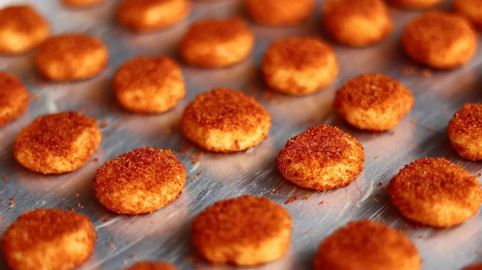 Kotitekoisia kissanherkkuja pellillä