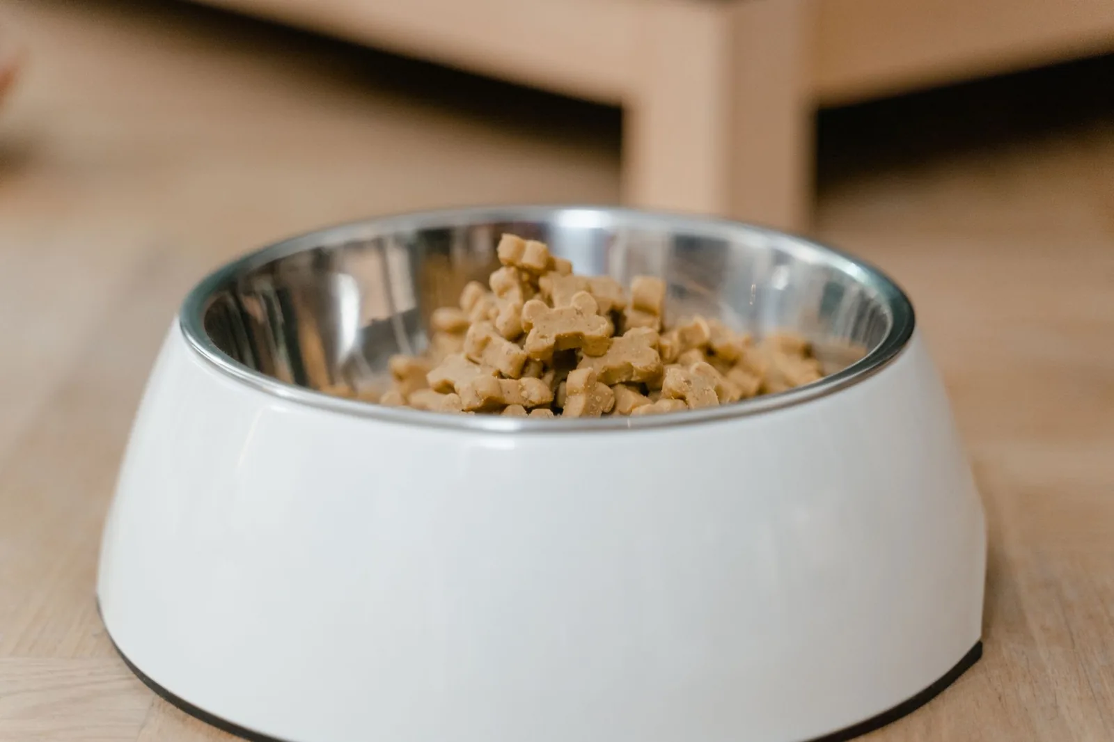 Kuivaruokanappulat ruokakupissa