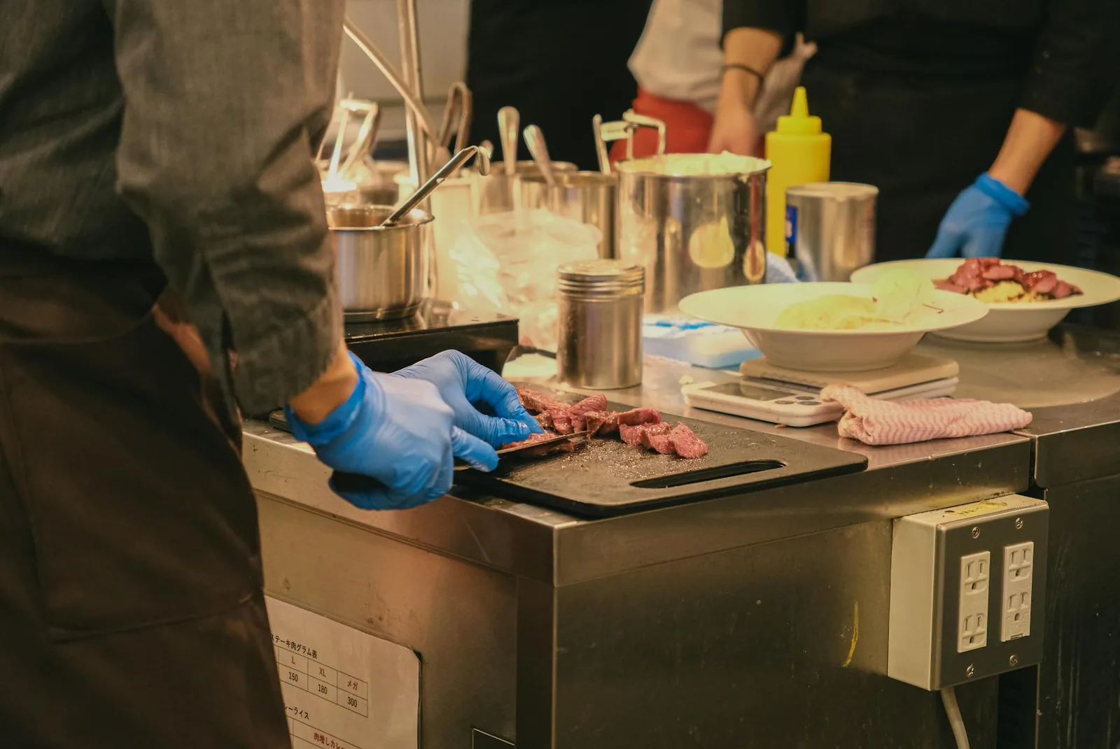 Myrkyllisen ruoan ongelma ei ole vain itse aine vaan myös se, että sitä jätetään näkyville paikkoihin, joissa lemmikki pääsee tutkimaan ilman että kukaan huomaa heti